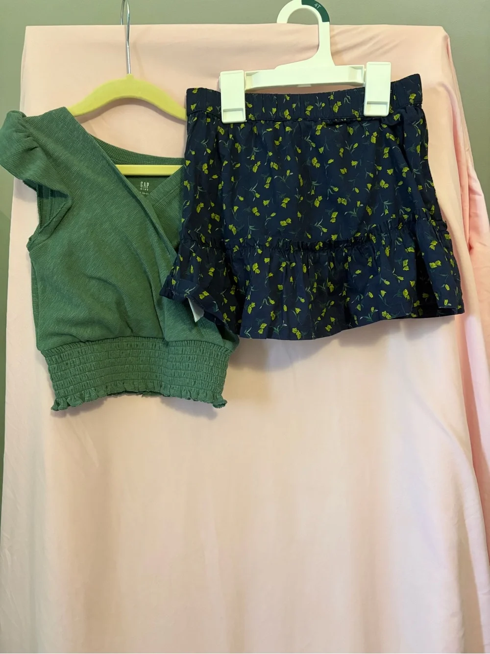 GAP kids Navy Floral Ruffle Skirt Green Print and matching green shirt size 6/7